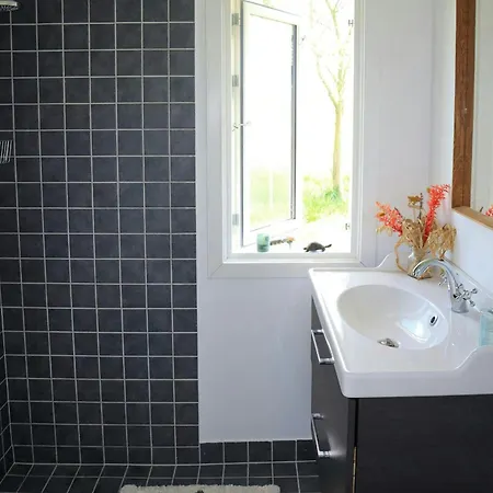Red Summer House Near Reerso With Field Views Nyaraló Gørlev
